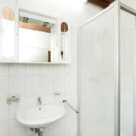 In Near Lift Nyaraló *